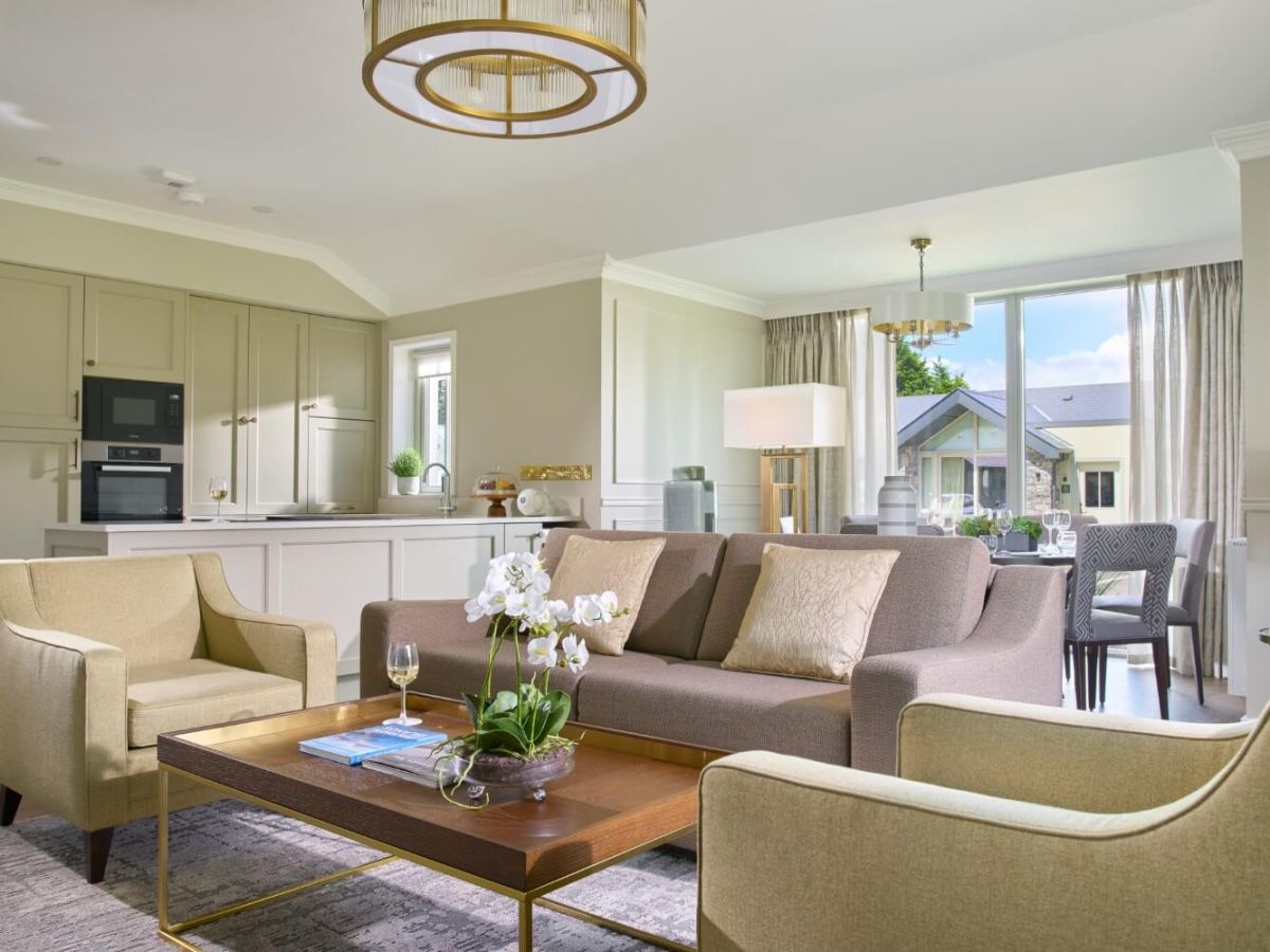 Lodge 1 Lounge Main Full Res (Custom)