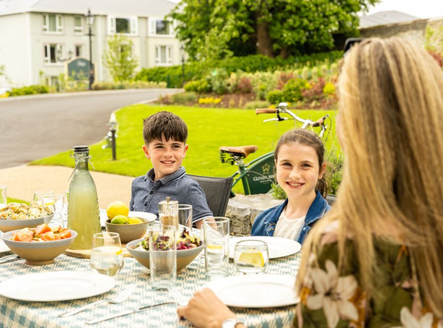 External Kids dining and smiling, The Lodges